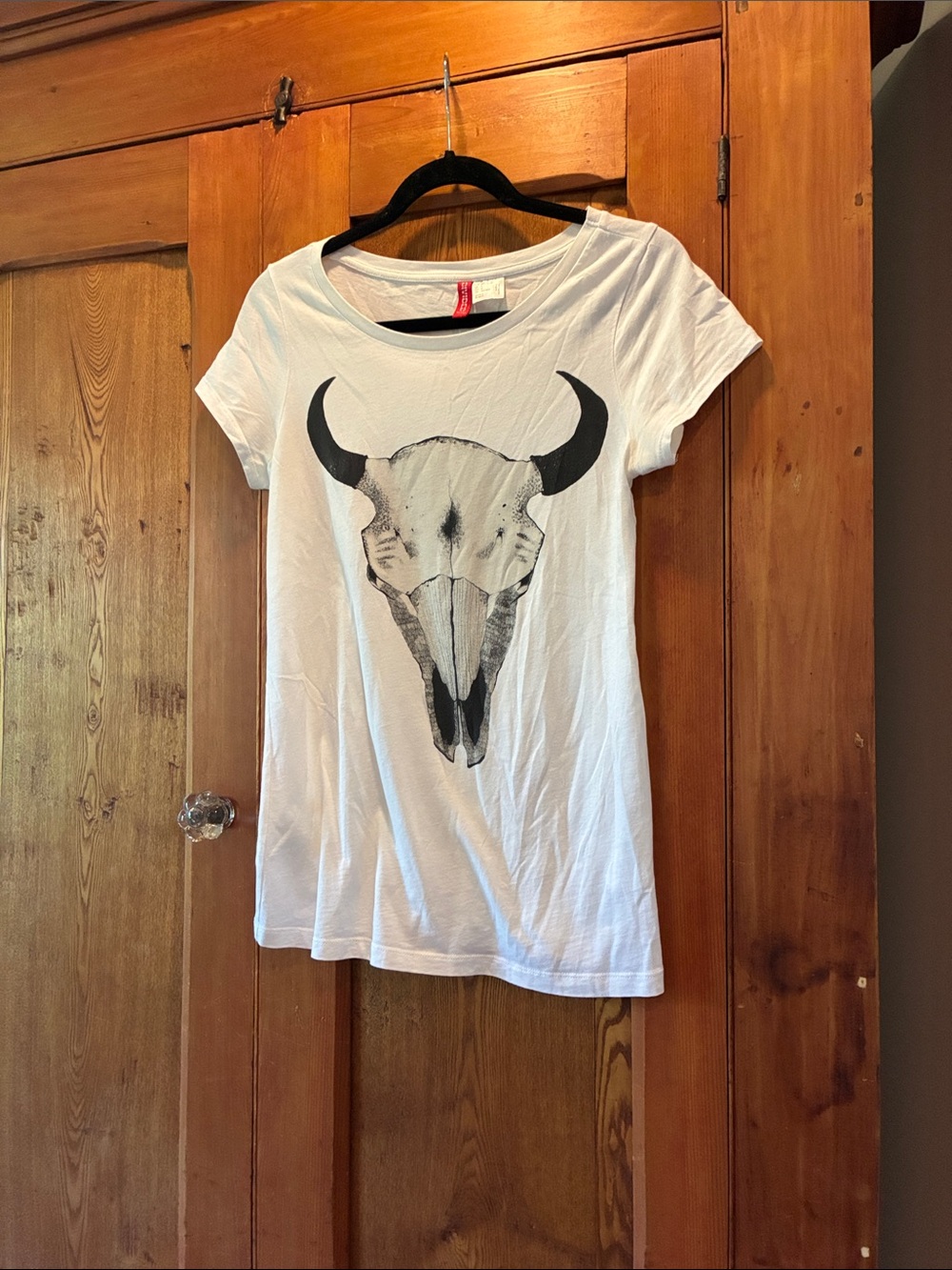 10/25$ 🥳 
White Graphic Skull Print Tee - Women